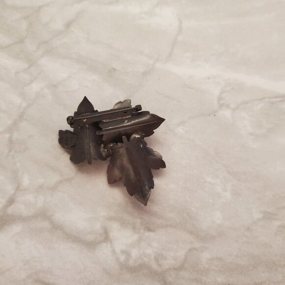 🍁 K&T Vintage 1980s 80s Gold Bronze Silver Leaf Cluster Brooch 🍁 - Picture 2 of 3